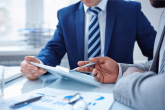 نقش مشاور مالی در بهبود خدمات حسابداری